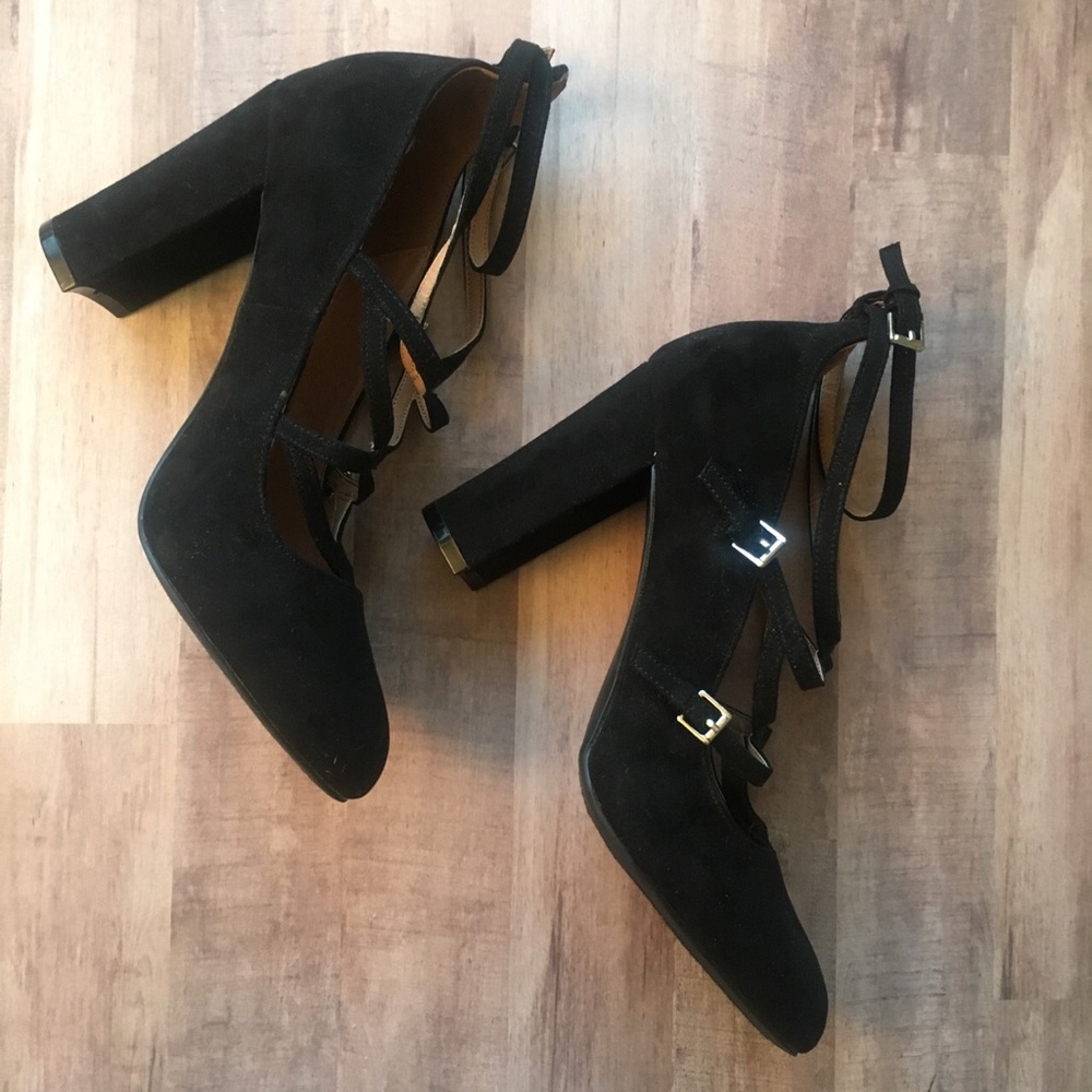 Suede Black Pumps